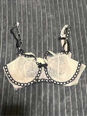 Victorias secret dream angels Lace Underwire Bra in white with Black Trim 32C